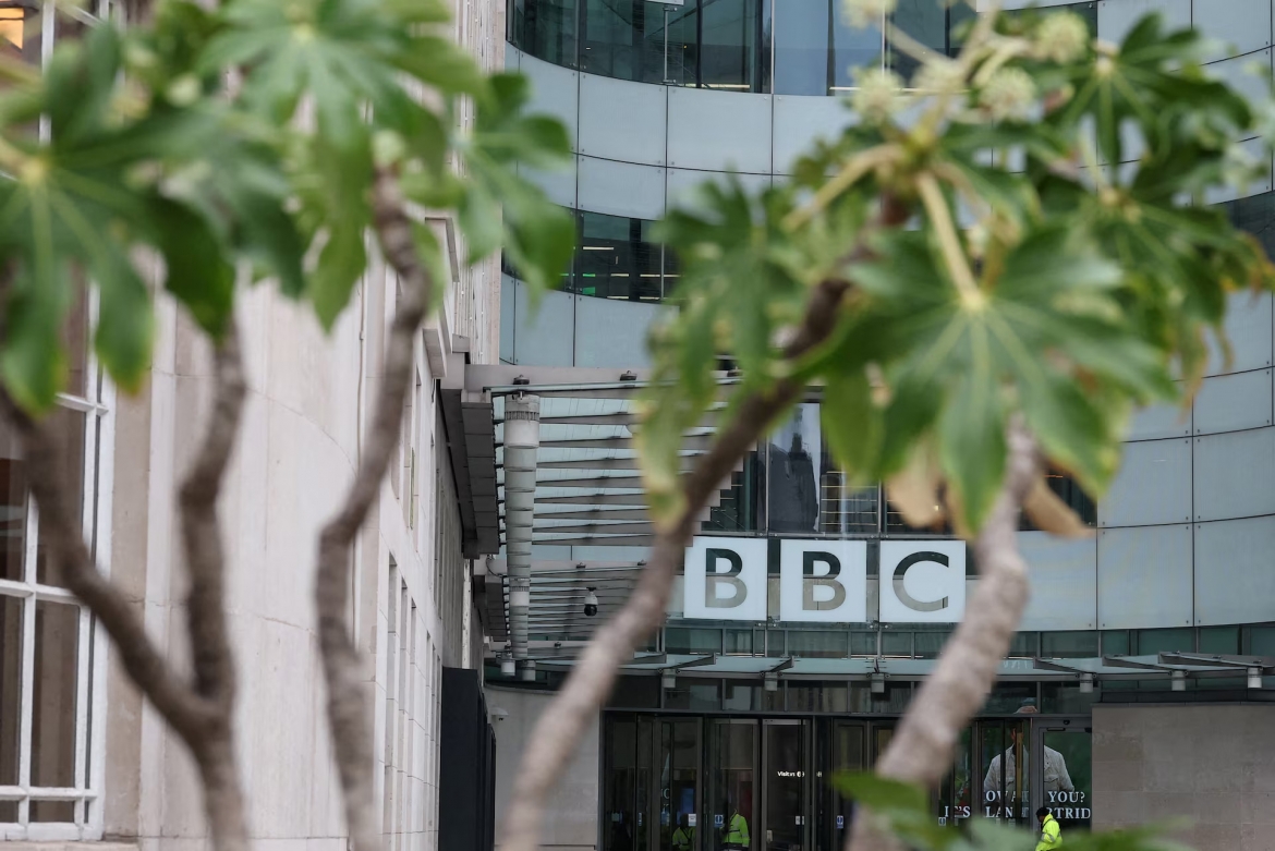 Logo của Đài BBC tại trụ sở Broadcasting House, ngày 16/11/2025. Ảnh: Reuters