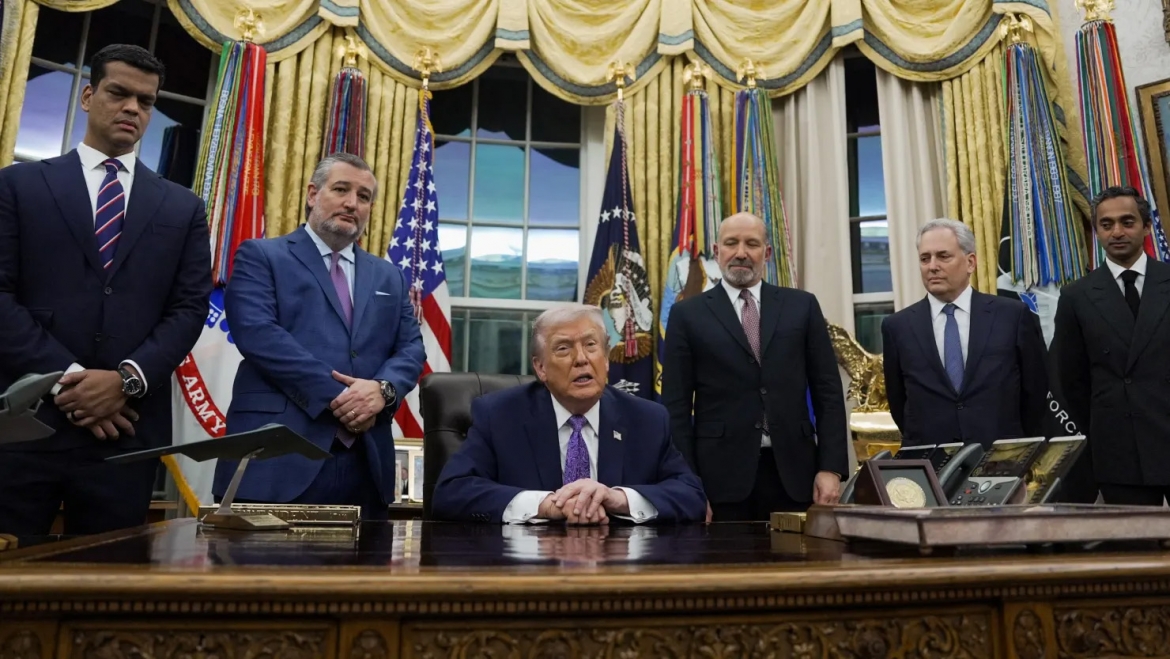 Tổng thống Mỹ Donald Trump tại lễ ký sắc lệnh về trí tuệ nhân tạo (AI) tại Phòng Bầu dục, Nhà Trắng, Washington DC, ngày 11/12/2025. Ảnh: Reuters