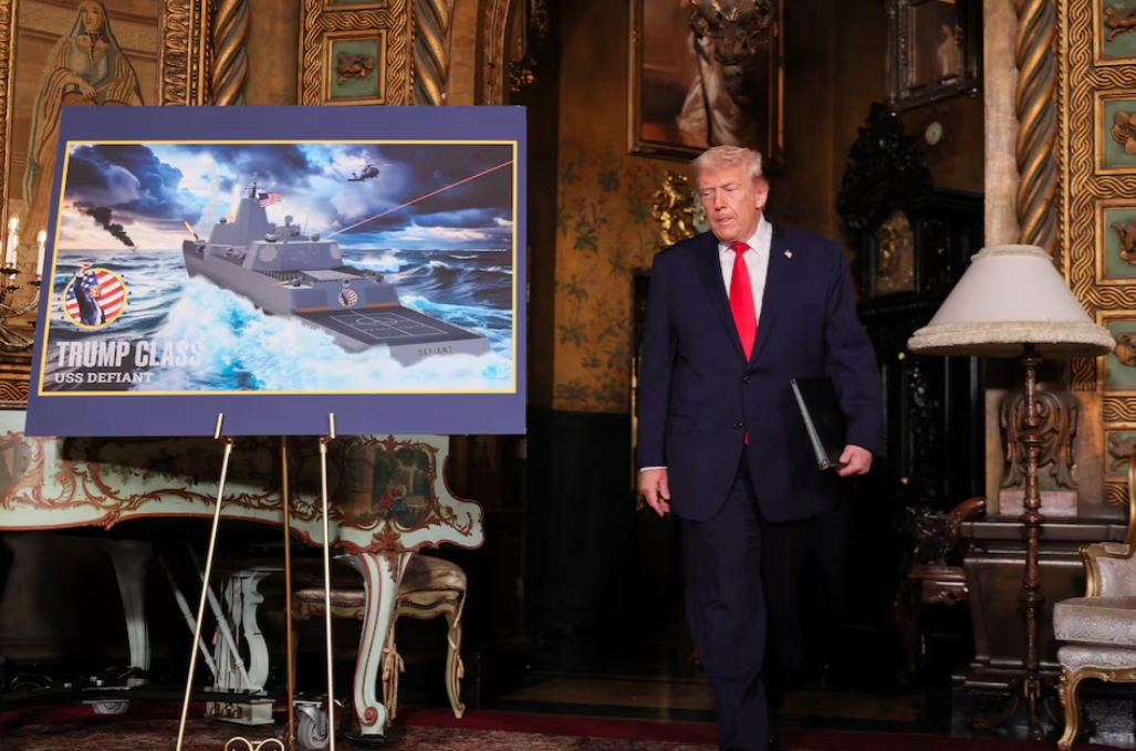 Tổng thống Mỹ Donald Trump và mô hình tàu USS Deifant tại dinh thự Mar-a-lago ở Palm Beach, Florida, Mỹ. Ảnh: Reuters
