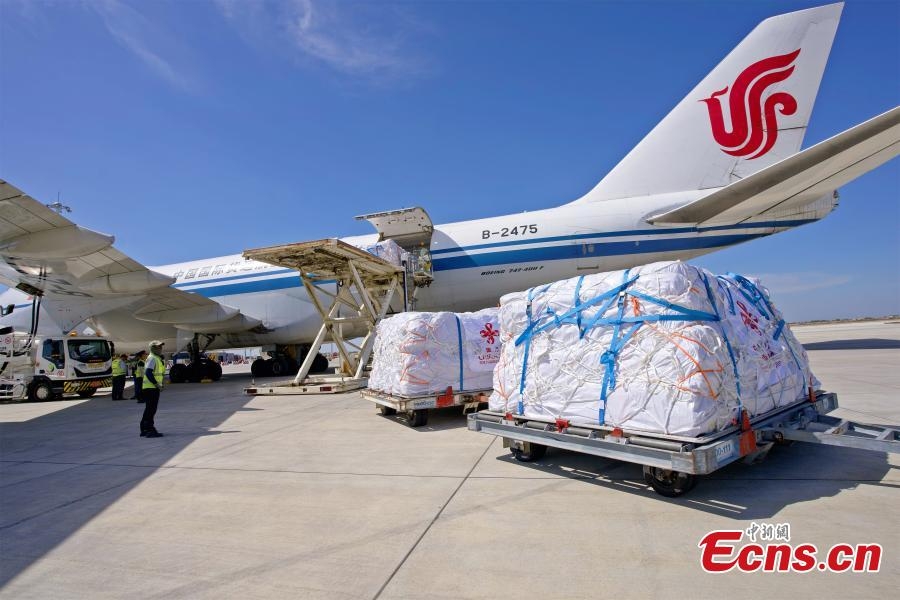 Lô hàng viện trợ nhân đạo khẩn cấp đầu tiên của Trung Quốc đến sân bay quốc tế Techo ở Phnom Penh, Campuchia trưa 28/12. Ảnh: China News