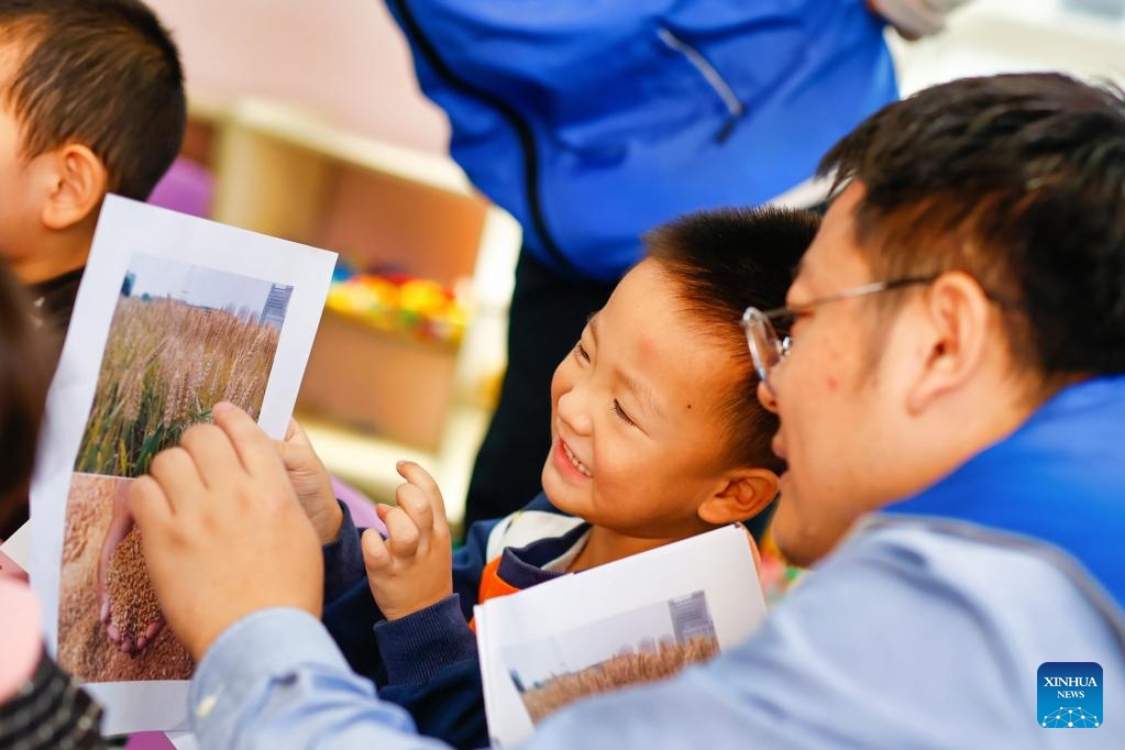 Một em nhỏ học cách nhận biết các loại ngũ cốc tại trường mẫu giáo ở Thiên Tân, miền Bắc Trung Quốc, ngày 14/10/2025. Ảnh: Tân Hoa xã