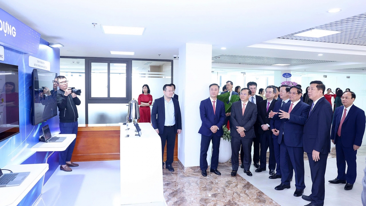 Thủ tướng Phạm Minh Chính tham quan hình ảnh hệ thống công nghệ thông tin của Bộ Xây dựng.