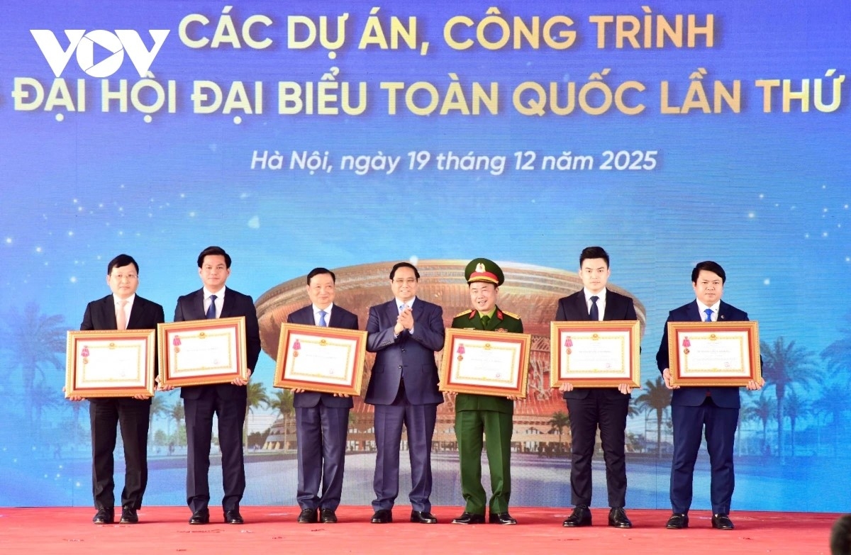 Thủ tướng Chính phủ Phạm Minh Chính trao Huân chương Lao động hạng Ba cho các tập thể trực tiếp tham gia công trình trọng điểm quốc gia.