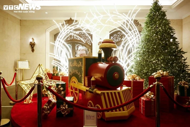 Trung tâm thương mại Tràng Tiền Plaza được trang trí từ sớm, đậm sắc màu Noel rực rỡ. (Ảnh: Minh Đức)