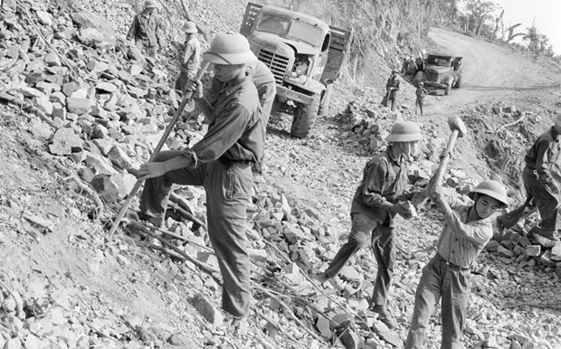 Tăng mức trợ cấp đối với thanh niên xung phong hoàn thành nhiệm vụ kháng chiến. (Ảnh: TTXVN)