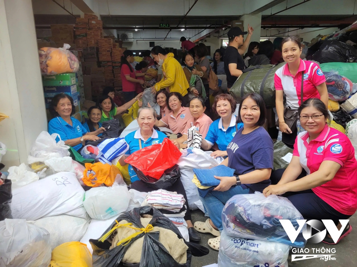 Hội Phụ nữ ở các địa phương hỗ trợ phân loại quần áo và bánh kẹo ủng hộ đồng bào miền Trung (Ảnh: Hồng Lĩnh)