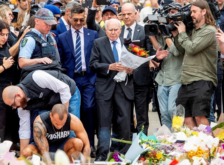 Tưởng niệm tưởng nhớ các nạn nhân vụ xả súng tại bãi biển Bondi, Sydney. Nguồn: Reuters