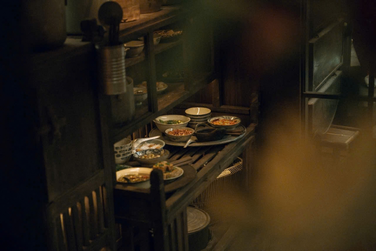 Chiếc chạn gỗ sờn màu mang vết thời gian của hàng chục năm sinh hoạt, gợi lại những bữa cơm thanh đạm của thời bao cấp nhưng chan chứa tình thân và sự sẻ chia.