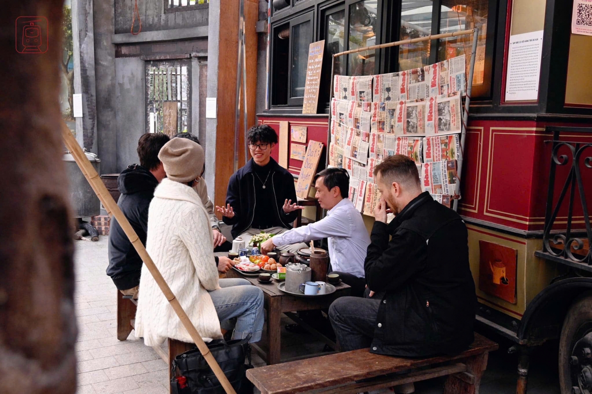 Ly trà đá, nhân trần bên hiên toa tàu trở thành nơi người già kể cho lớp trẻ nghe câu chuyện xếp hàng lấy nước, lấy gạo – những ký ức tưởng đã xa nhưng vẫn vẹn nguyên cảm xúc.