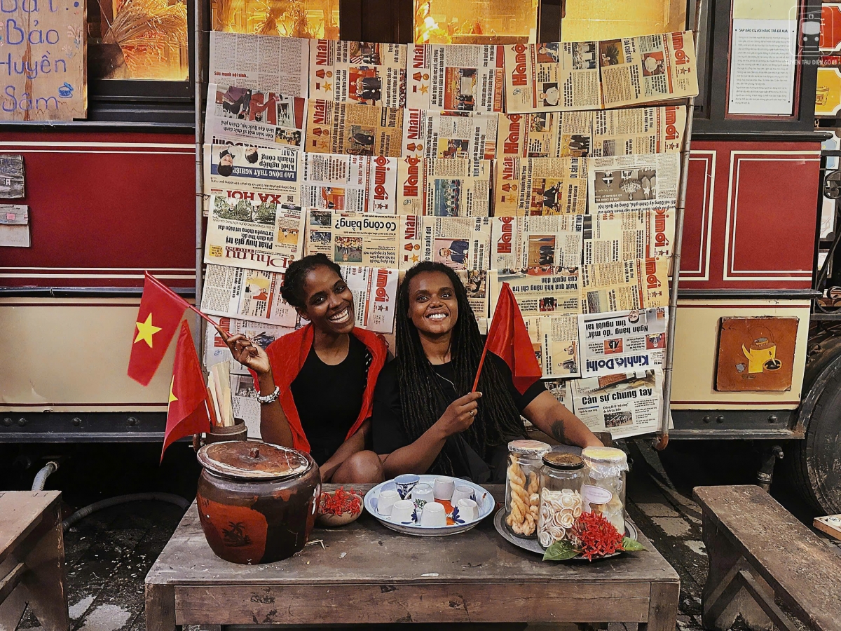 Du khách nước ngoài hào hứng check-in tại "Tuyến tàu điện số 6". Khoảnh khắc ghi lại sự tò mò và thích thú khi họ lần đầu chạm vào không gian ký ức của thủ đô.