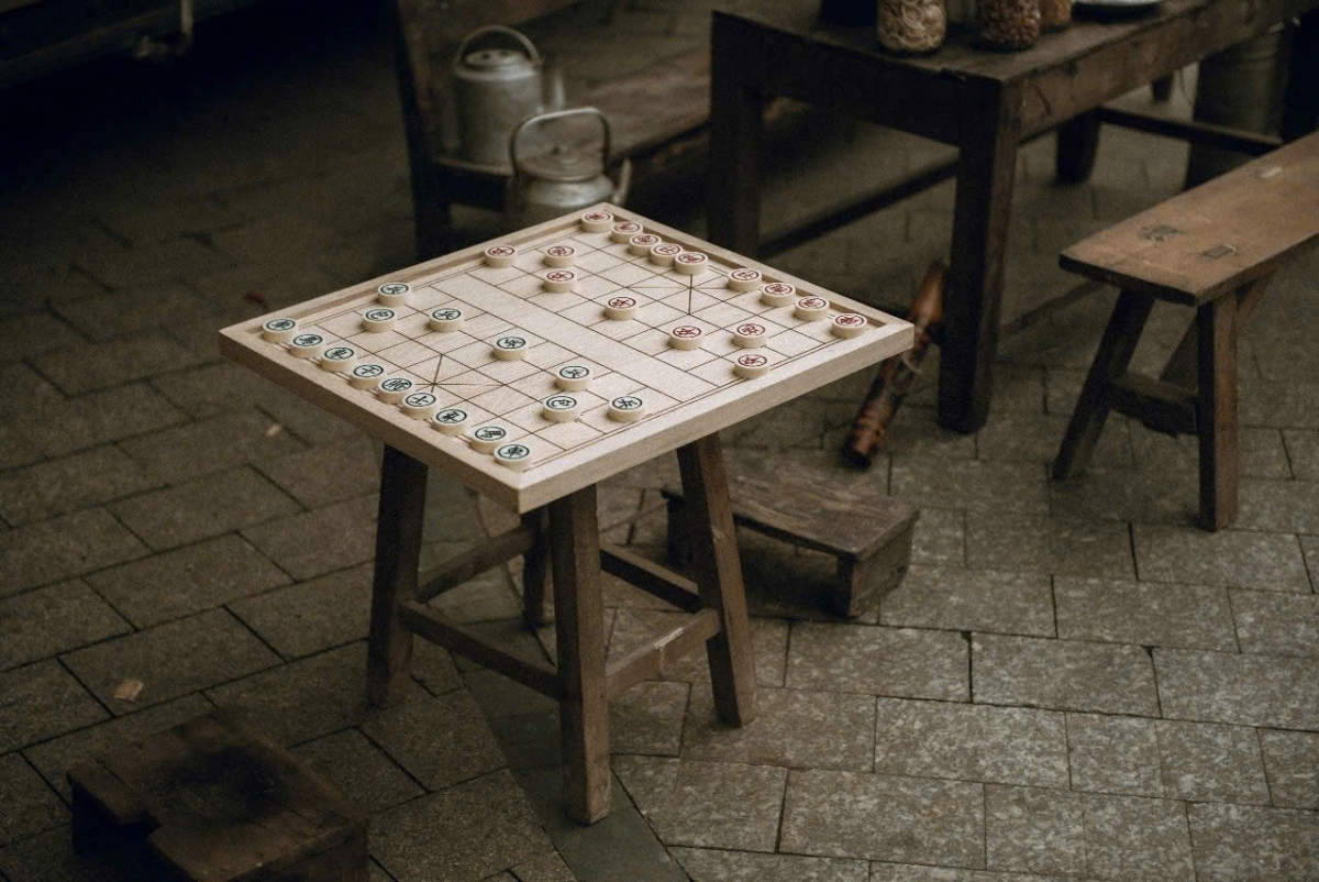 Góc bàn cờ tướng tạo nên một mảng ký ức sống động, tái hiện hình ảnh những buổi trưa hè, khi các ông, các bác tụ tập dưới gốc bàng bên vỉa hè Hà Nội xưa.