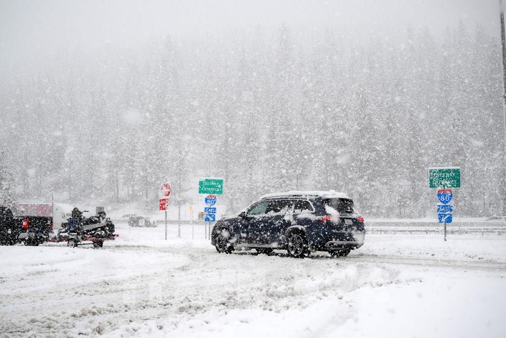 Tuyết rơi dày đặc tại Truckee, bang California, Mỹ ngày 24/12/2025 (Ảnh: THX/TTXVN)