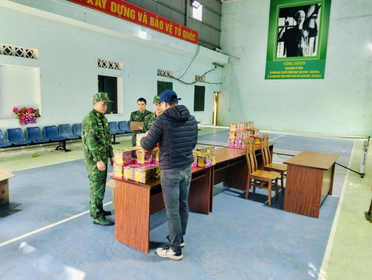 Các đối tượng cùng tang vật 