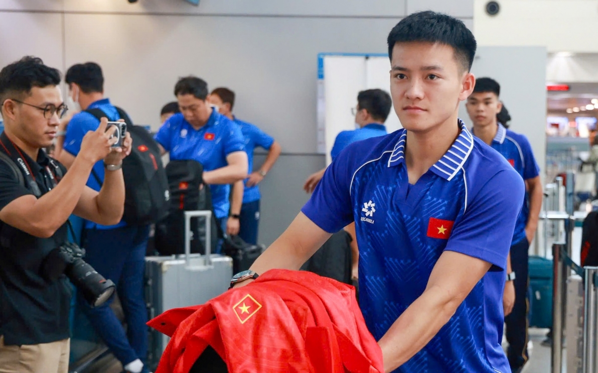 Sau khi hoàn tất thủ tục nhận phòng, thầy trò HLV Kim Sang Sik sẽ nghỉ ngơi và dự kiến ra sân tập luyện lúc 17h00.