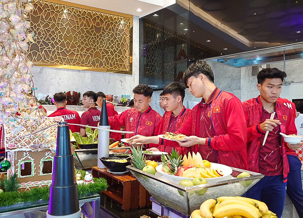 Các cầu thủ tranh thủ dùng bữa và lên phòng nghỉ ngơi hồi phục. (Ảnh: VFF)