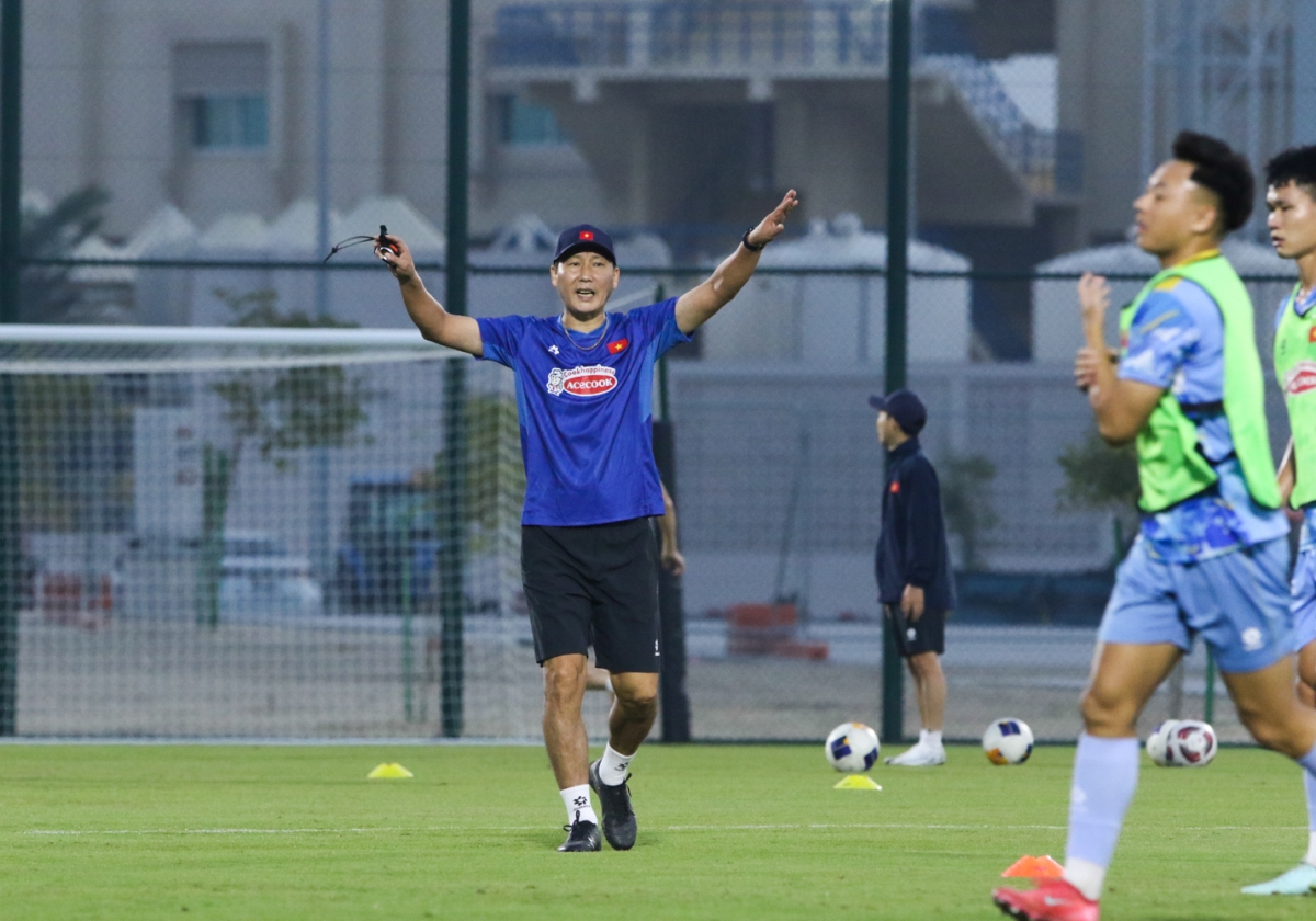 HLV Kim Sang Sik cùng các cộng sự đã chủ động đẩy cao khối lượng vận động lên mức tối đa.