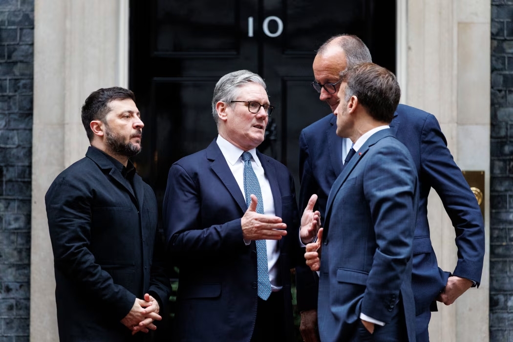 Từ trái sang: Tổng thống Ukraine Volodymyr Zelensky, Thủ tướng Anh Keir Starmer, Thủ tướng Đức Friedrich Merz và Tổng thống Pháp Emmanuel Macron tại London, ngày 8/12/2025. Ảnh: EPA/Shutterstock