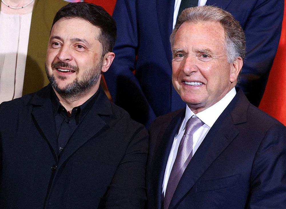 Tổng thống Ukraine Volodymyr Zelensky và Đặc phái viên Mỹ Steve Witkoff. Ảnh: Reuters