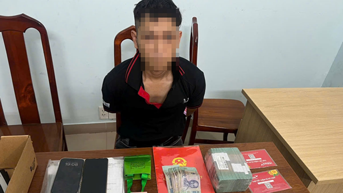 Đối tượng Đỗ Văn Được cùng tang vật tại cơ quan Công an