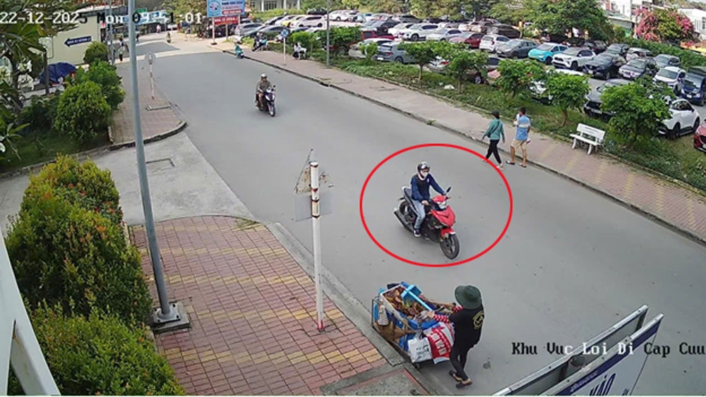 Đối tượng Được điều khiển xe mô tô màu đỏ di chuyển tại khu vực Bệnh viện Đa khoa Đồng Nai