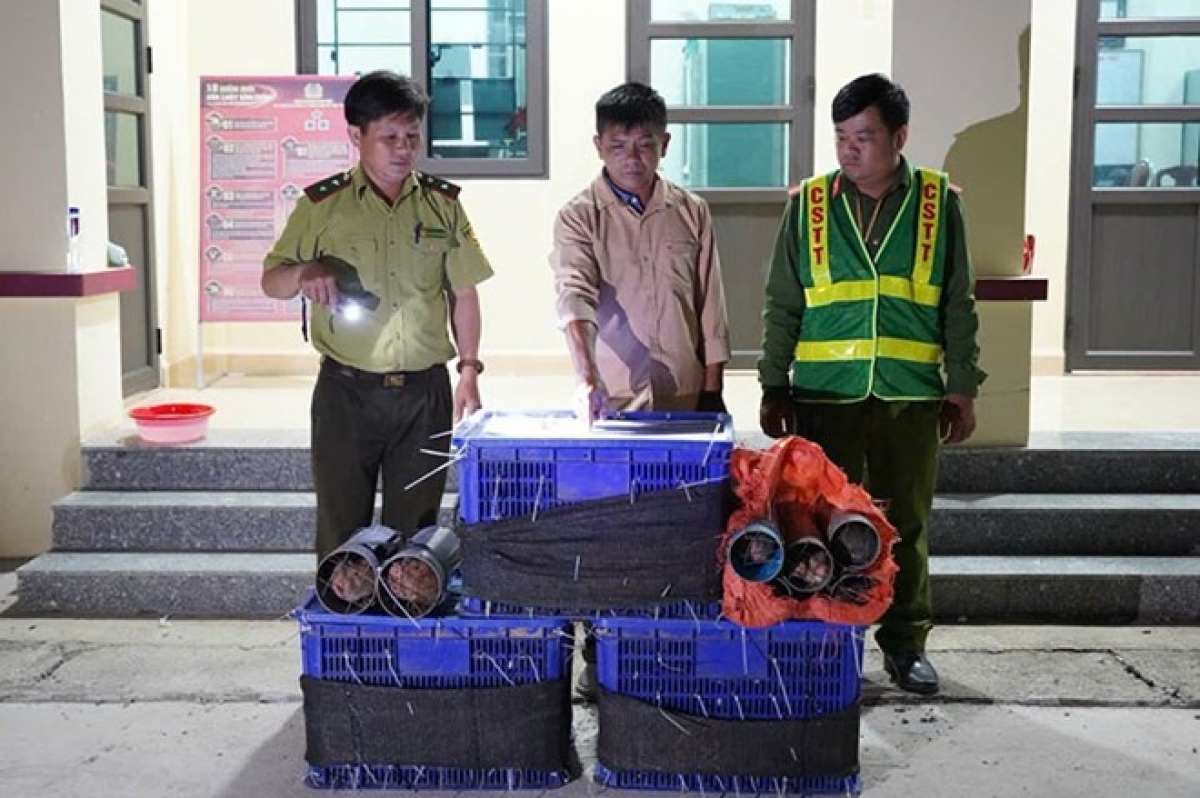 Đối tượng Hà Ngọc Quỳnh cùng tang vật vụ án. (Ảnh: Công an Điện Biên)