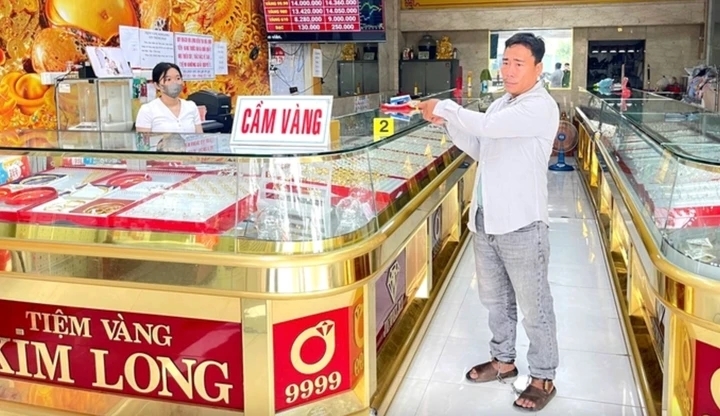 Cao Thanh Bình khai nhận hành vi phạm tội tại tiệm vàng Kim Long. (Ảnh: Công an cung cấp)
