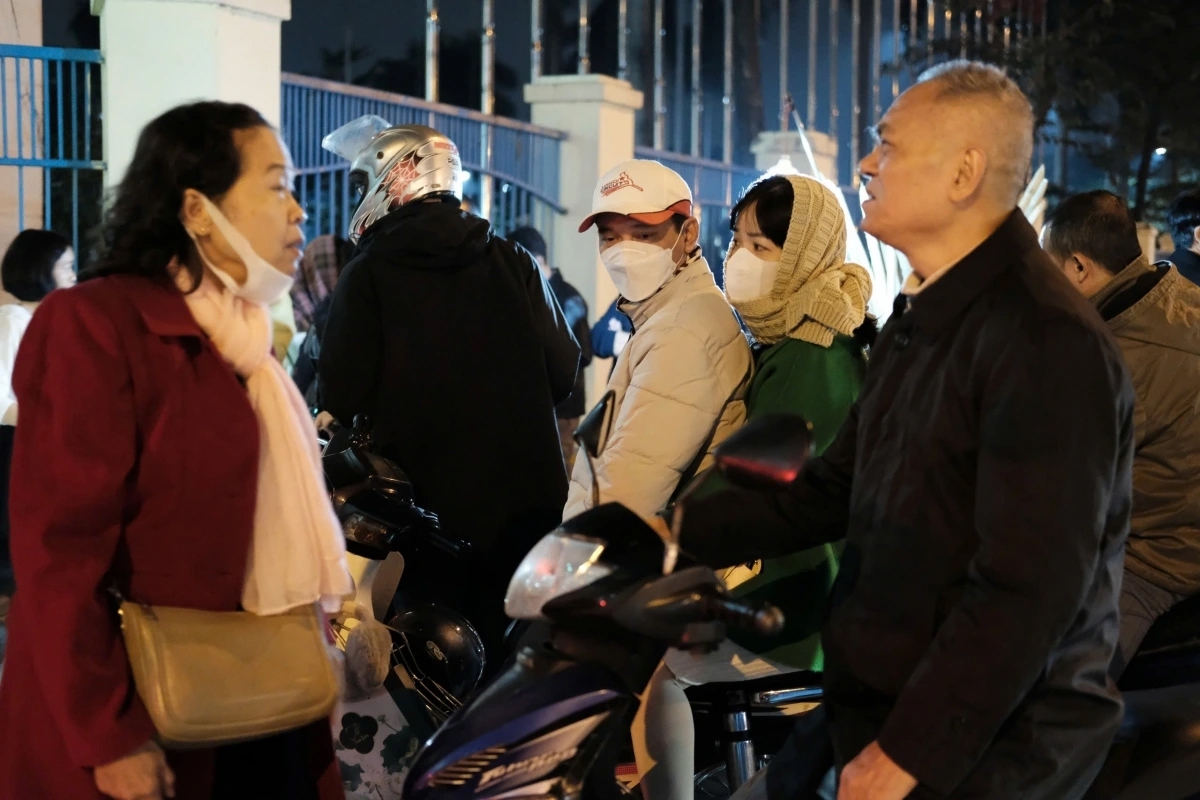 Khán giả bức xúc vì đêm nhạc "Về đây bốn cánh chim trời" hoãn sát giờ biểu diễn.