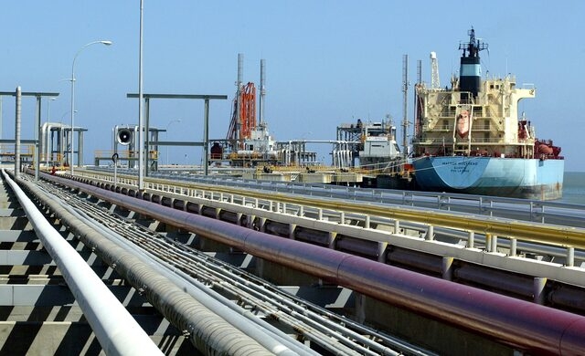 Tàu chở dầu tại nhà máy lọc dầu Jose ở Venezuela. (Ảnh: Reuters)