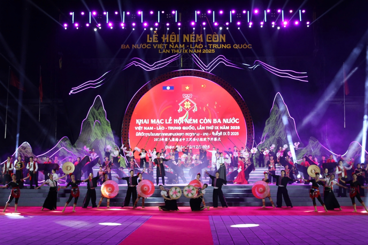 Đại biểu lãnh đạo các tỉnh Điện Biên, Lai Châu (Việt Nam); tỉnh Phông Sa Lỳ (Lào); huyện Giang Thành, thành phố Phổ Nhĩ, tỉnh Vân Nam (Trung Quốc) cắt băng khai mạc lễ hội