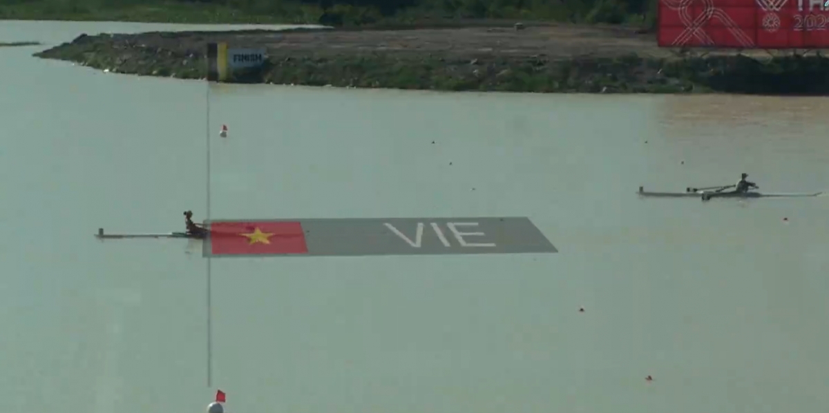 Hồ Thị Duy về đích trước đối thủ được HCB khoảng cách rất xa. 