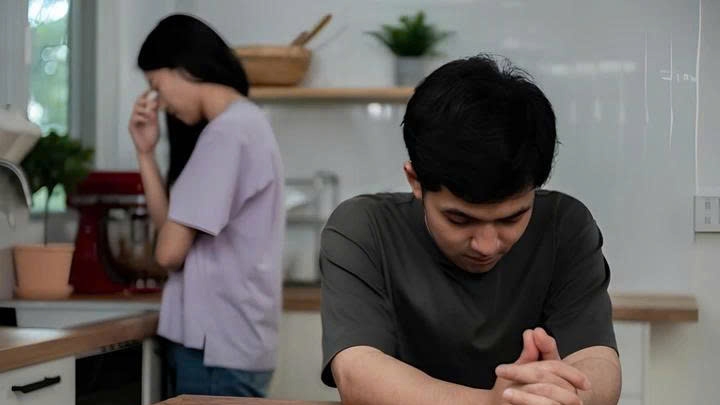 Cưới vợ về rồi mới phát hiện mẹ vợ là người nghiện cờ bạc nặng. (Ảnh minh họa: iStock)