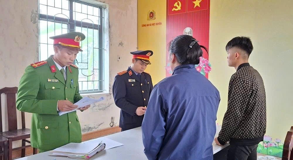 Cơ quan CSĐT Công an tỉnh Hà Tĩnh đọc lệnh khởi tố bị can. (Ảnh: Công an Hà Tĩnh)