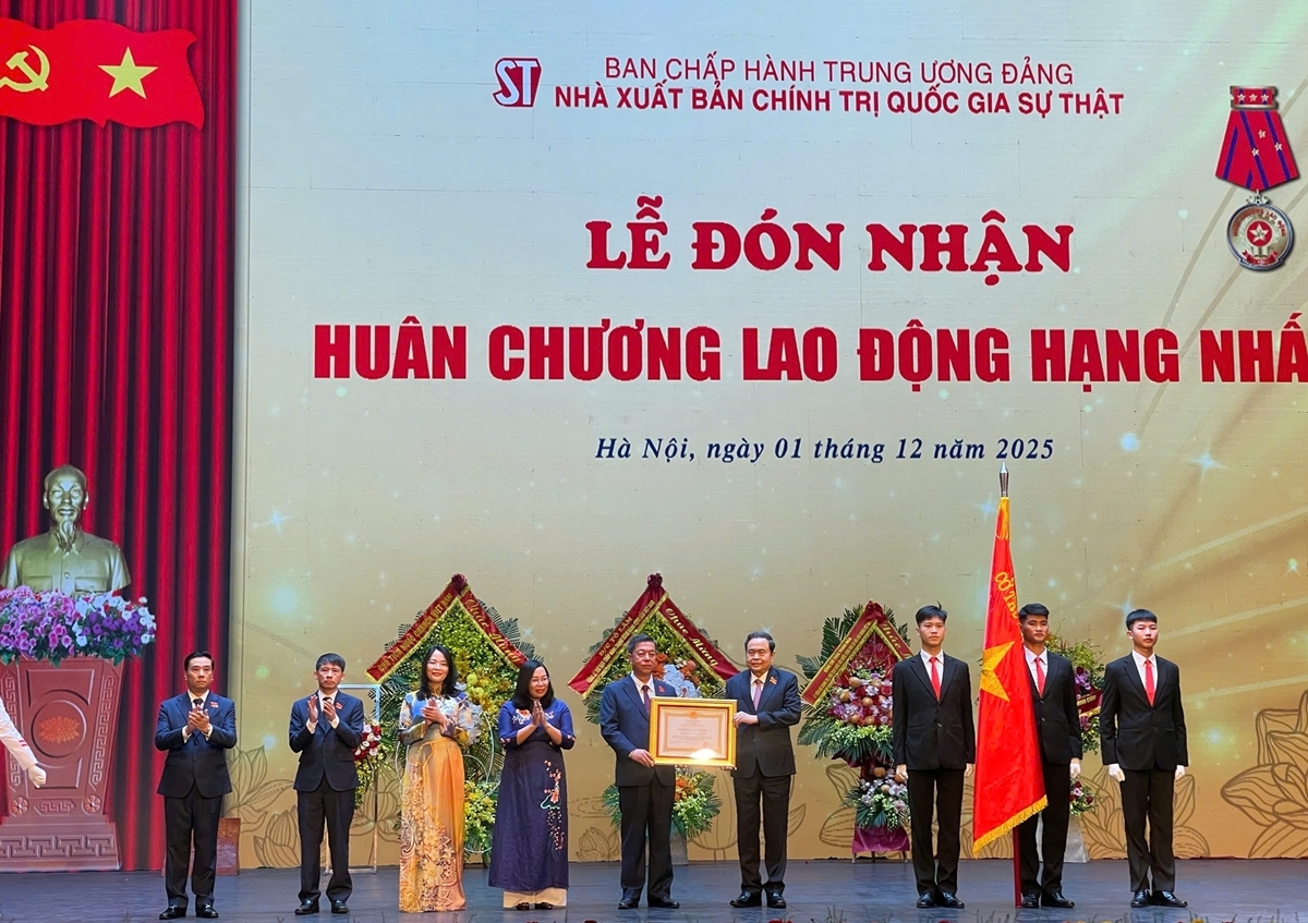 Nhà xuất bản Chính trị quốc gia Sự thật kỷ niệm 80 năm và đón Huân chương Lao động hạng Nhất.