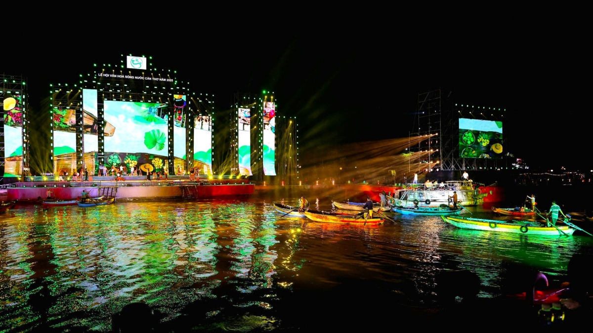 Chương trình nghệ thuật có chủ đề “Cần Thơ - Sắc màu sông nước”, gồm phần Khai từ và 3 chương. Trong đó, phần Khai từ với chủ đề “Cần Thơ - Dấu chân người mở đất” phác họa hình ảnh Cần Thơ xưa qua phần sân khấu hóa. Chương 1 “Cần Thơ - Đất mẹ đồng bằng”; Chương 2 “Cần Thơ - Vui mùa lễ hội”; Chương 3 “Cần Thơ - Niềm tin ngày mới”