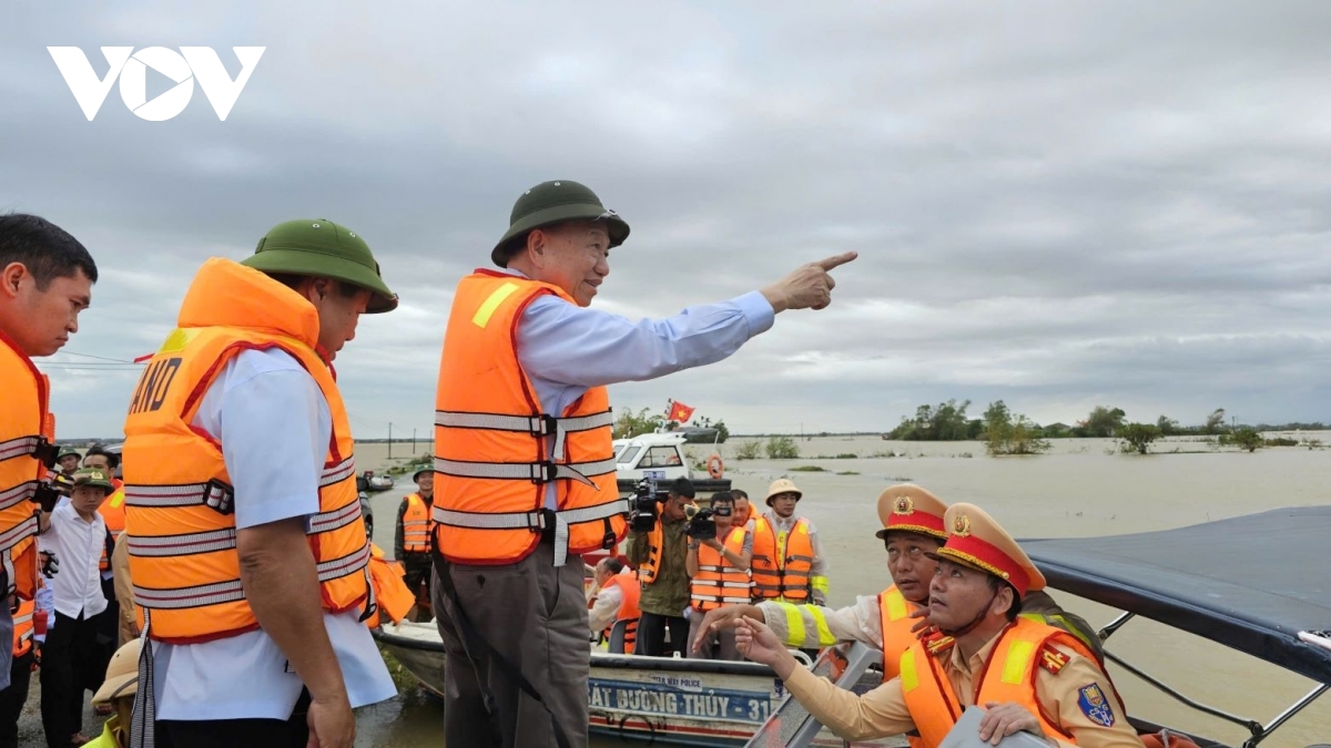 Tổng Bí thư Tô Lâm và đoàn công tác đi ca nô đến thăm hỏi người dân vùng lũ xã Quảng Điền, TP Huế.