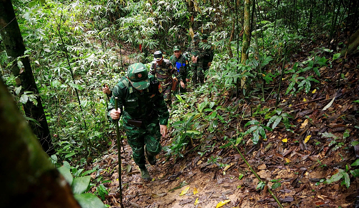 Bộ đội Biên phòng Nghệ An phối hợp Bộ Chỉ huy Quân sự tỉnh Hủa Phăn (Lào) tổ chức tuần tra song phương cấp tỉnh lần đầu tiên trên đoạn biên giới từ mốc 363 đến mốc 365. (Ảnh: Hải Thượng).