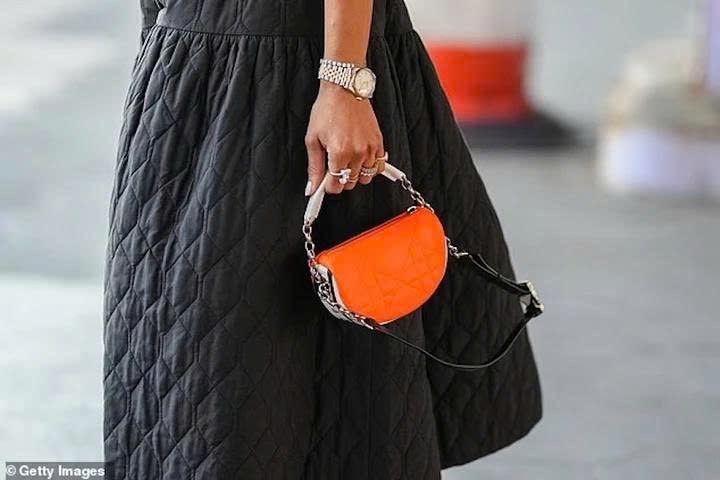 Dấu hiệu tinh tế cho thấy bạn tự tin hay thiếu tự tin được tiết lộ bởi nhà trị liệu tâm lý Marygrace Anderson, ngay cả từ cách bạn cầm túi.