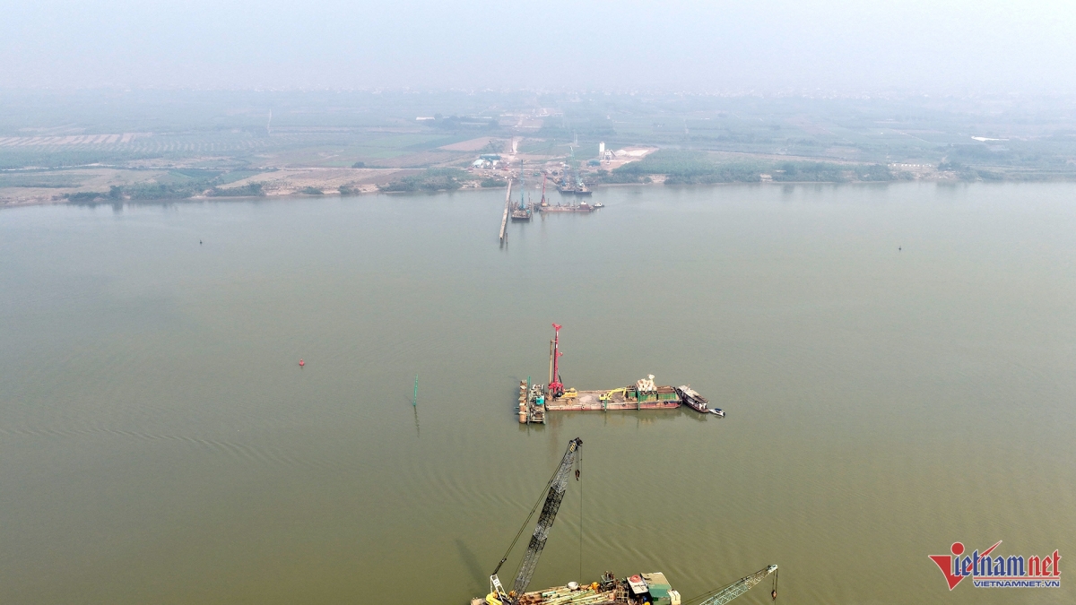 Các mũi thi công cầu Hồng Hà tại phía bờ xã Mê Linh. Ảnh: Đức Hoàng