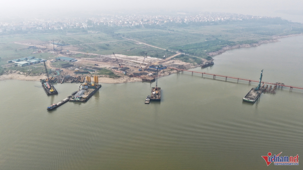 Công trường thi công cầu Hồng Hà nhộn nhịp với các máy công trình, cần cẩu cỡ lớn. Ảnh: Đức Hoàng