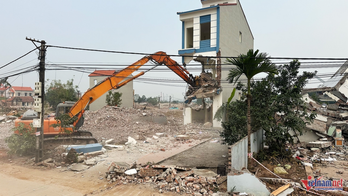 Để đảm bảo tiến độ dự án, nhà của nhiều hộ dân phía bờ xã Ô Diên đã được giải tỏa, bàn giao mặt bằng. Ảnh: Đức Hoàng