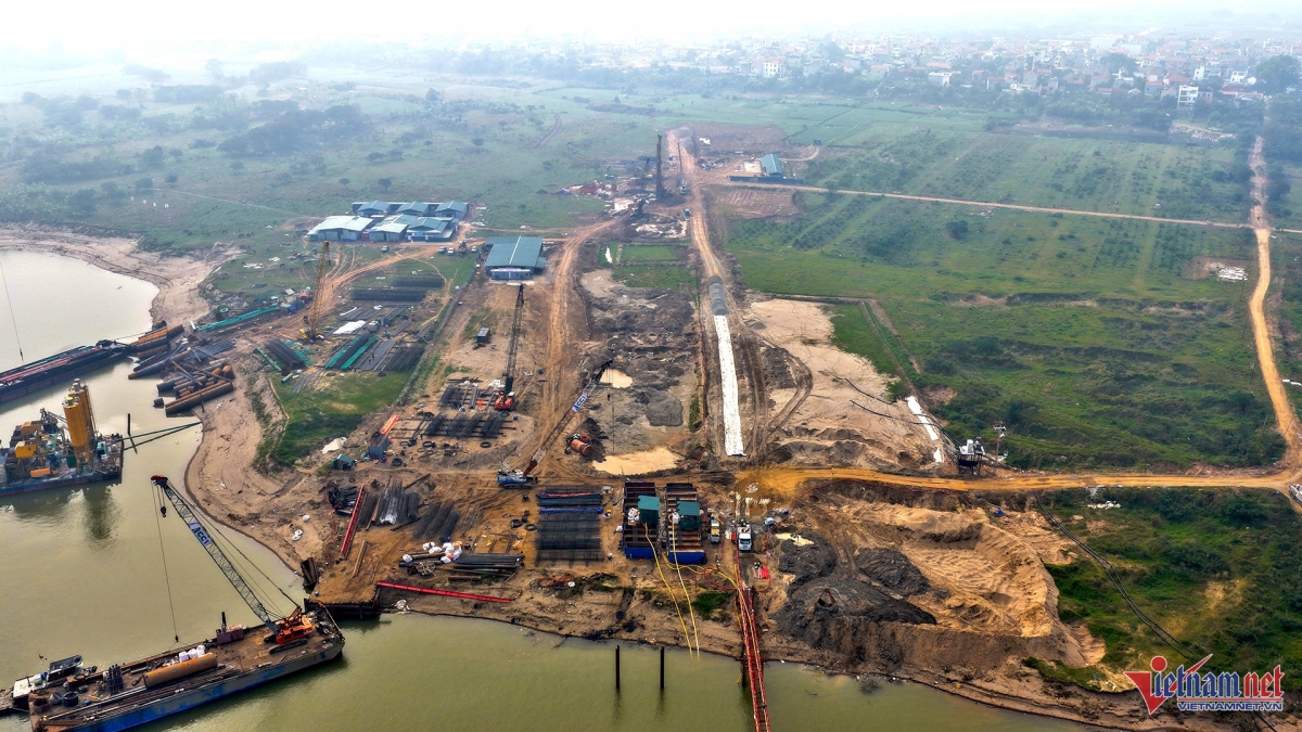 Trang thiết bị, máy móc, vật liệu thi công được tập kết tại phía bờ xã Ô Diên. Ảnh: Đức Hoàng