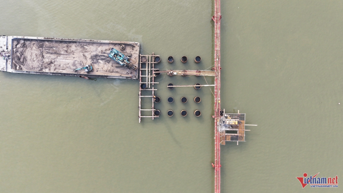 Mạng lưới dày đặc các ống vách thép của cọc khoan nhồi giữa lòng sông, đảm bảo khả năng chịu lực cho các trụ cầu chính. Ảnh: Đức Hoàng