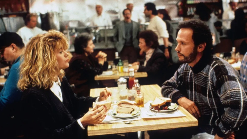 Billy Crystal mang đến một Harry mỉa mai, thông minh và cô đơn – nhân vật có thể chọc cười khán giả chỉ bằng một ánh nhìn. (Ảnh: Columbia Pictures)