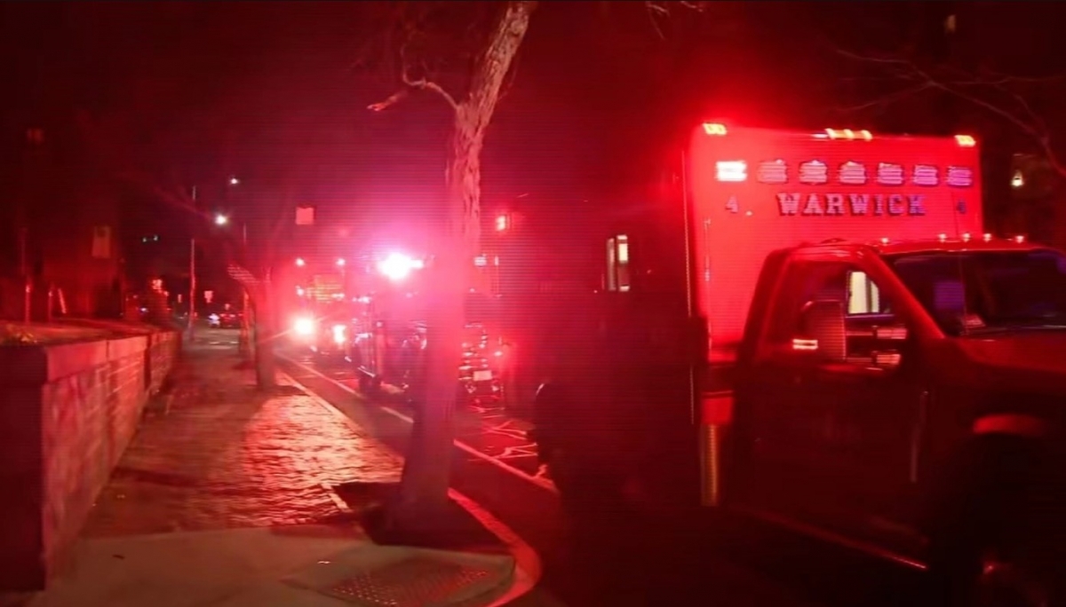 Lực lượng khẩn cấp ứng phó vụ nổ súng tại Đại học Brown ở bang Rhode Island, Mỹ, ngày 13/12. Ảnh: WJAR