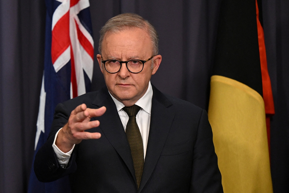 Trong một thông điệp gửi tới cộng đồng Do Thái ở Australia, Thủ tướng Anthony Albanese gọi đây là sự việc “gây sốc và đau lòng”. Ông cho biết các lực lượng cứu hộ đã nhanh chóng có mặt tại hiện trường, nỗ lực hỗ trợ các nạn nhân; đồng thời khẳng định, “tất cả người dân Australia sẽ sát cánh cùng các bạn để lên án hành động khủng bố này”. Ảnh: Reuters