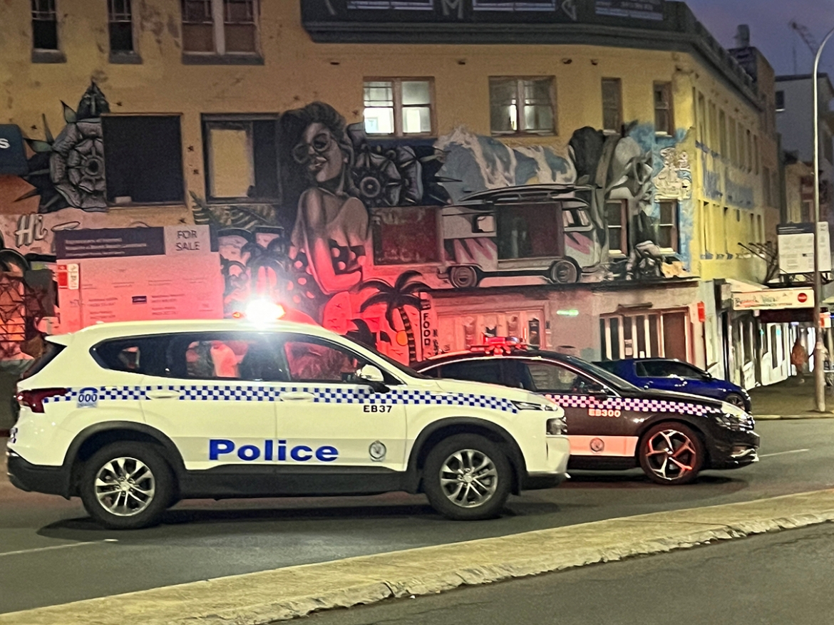 Xe cảnh sát có mặt tại hiện trường vụ xả súng trên bãi biển Bondi, Australia. Phía cảnh sát cho biết họ đã phát hiện một chiếc xe được cho là có liên quan đến tay súng đã thiệt mạng tại hiện trường ở khu vực bãi biển Bondi, bên trong chứa “một số thiết bị nổ tự chế”. Thiết bị này sau đó đã được vô hiệu hóa. Ảnh: Reuters.