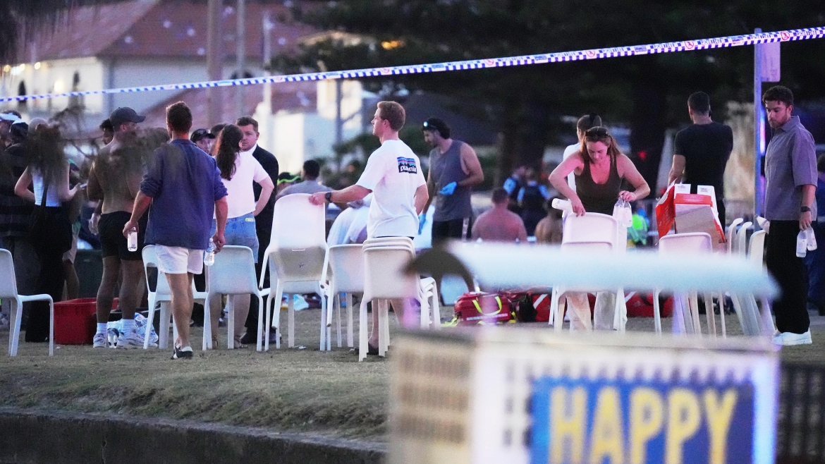 Hiện trường vụ xả súng ở bãi biển Bondi, Australia. Ảnh: AP