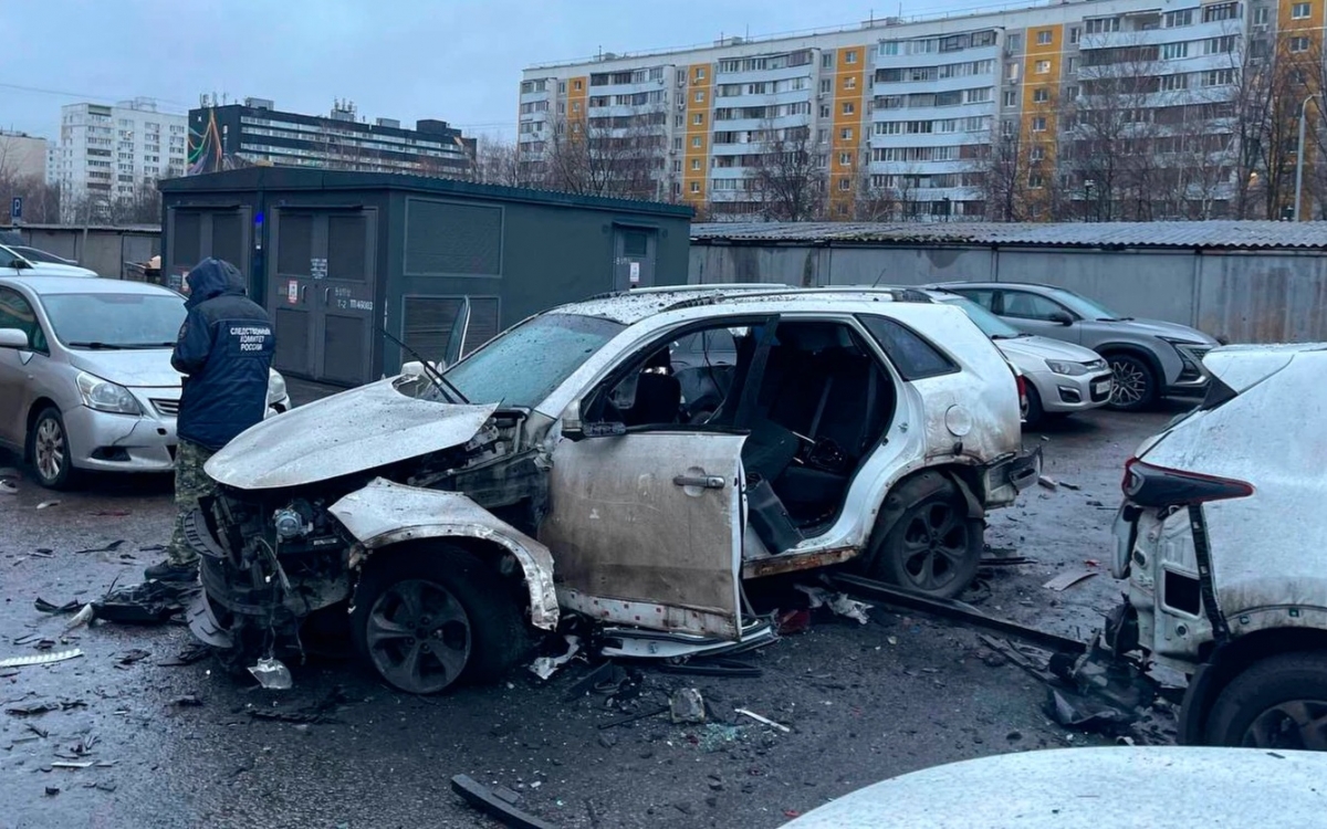 Xe ô tô chở tướng Nga Fanil Sarvarov sau khi phát nổ do bom. Ảnh: Ủy ban Điều tra Nga.