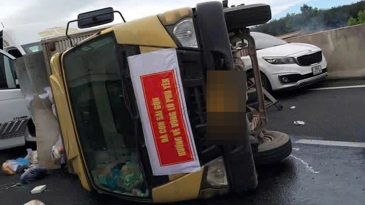 Xe chở hàng cứu trợ bị lật ngang 