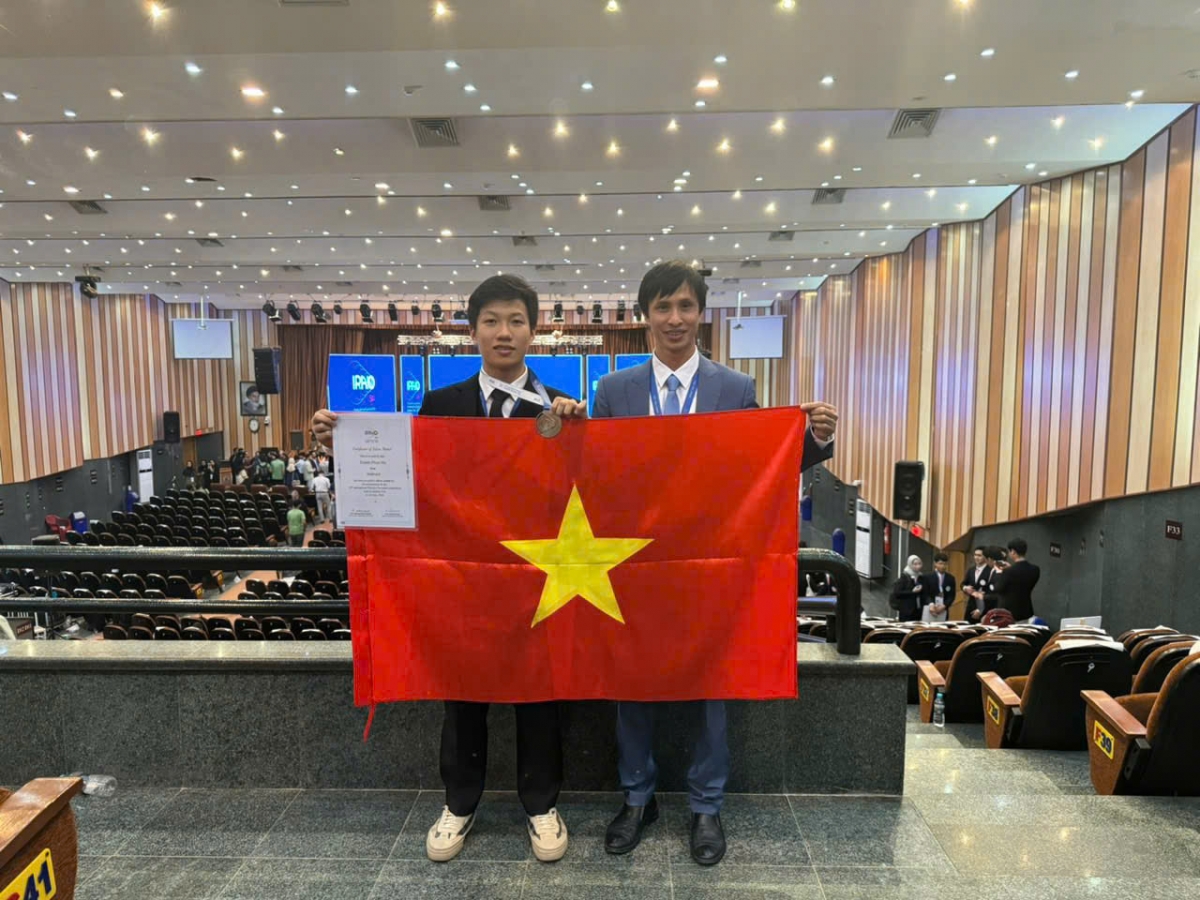 Thầy Nguyễn Bá Tư cùng với học trò Hà Duyên Phúc (Trường THPT Chuyên Lam Sơn) đạt Huy chương Bạc Olympic Vật lý quốc tế 2024 (Ảnh: NVCC)